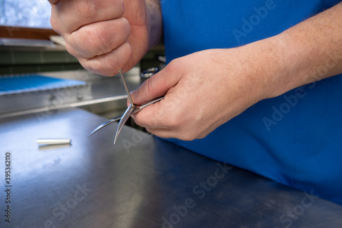the joint of one surgical instrument is maintained with oil