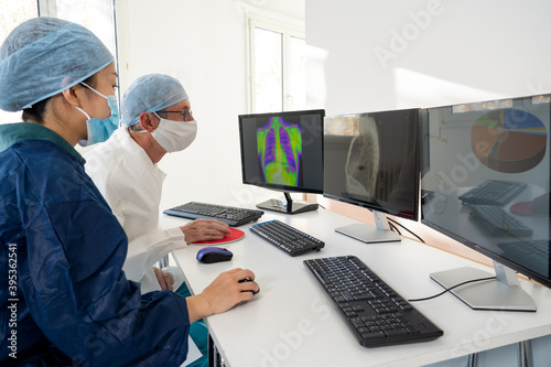 Deux médecins analysent des images médicales de cas de Covid-19. photo