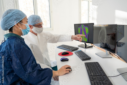 Deux médecins analysent des images médicales de cas de Covid-19. photo