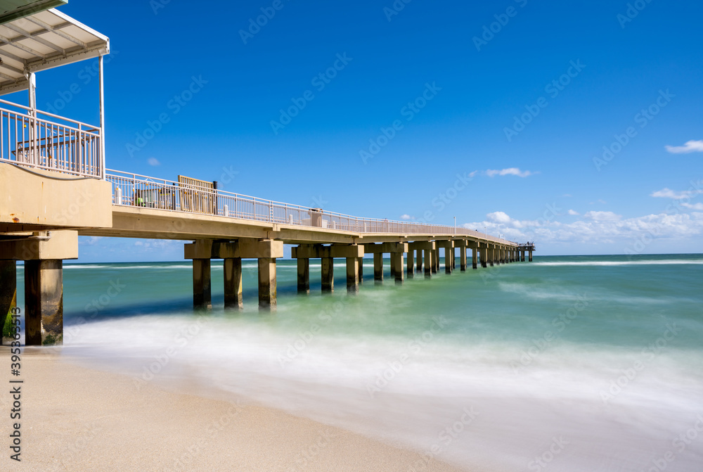 Obraz premium Long exposure daytime photo fishing pier blurry waves
