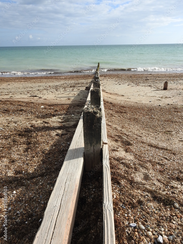 Obraz premium Breakwater and the sea