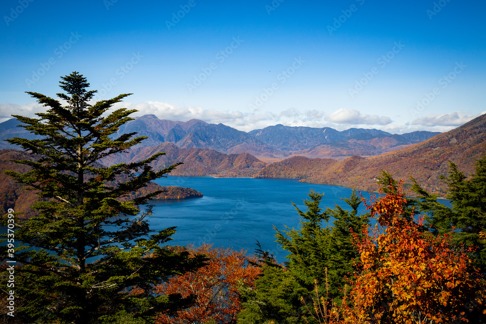 Fototapeta premium 秋の晴天の中禅寺湖付近の風景