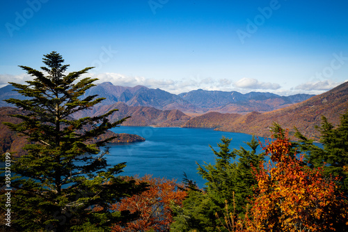 秋の晴天の中禅寺湖付近の風景