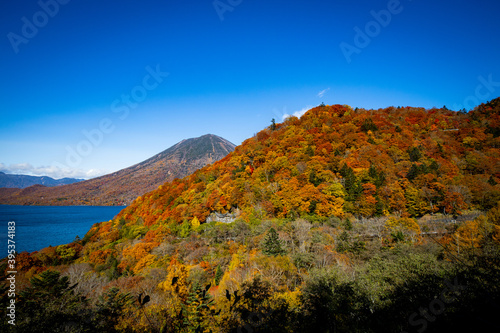 秋の晴天の中禅寺湖付近の風景 © Ryo Yamashita