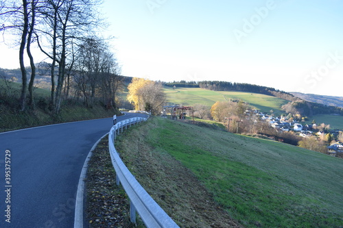 kurvige Eifelstraße von der Hohen Acht nach Jammelshofen im Herbst photo