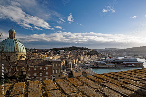 Fotografia View of the city and harbour in the foreground the dome of the church of Saints