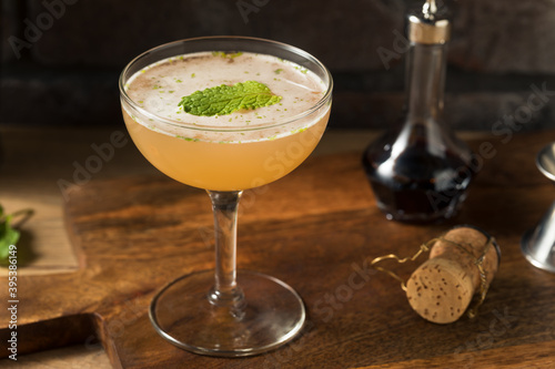 Tableau sur toile Boozy Refreshing Old Cuban Cocktail