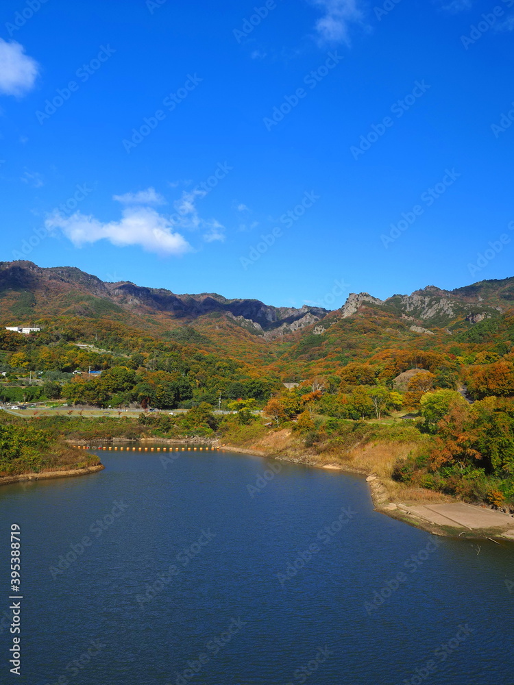 Fototapeta premium 紅葉の小豆島寒霞渓と内海ダム2