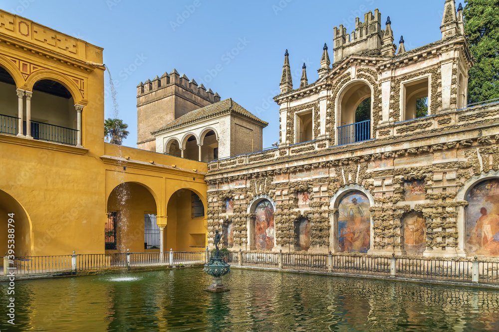 Obraz premium Pond of Mercury in Alcazar of Seville, Spain