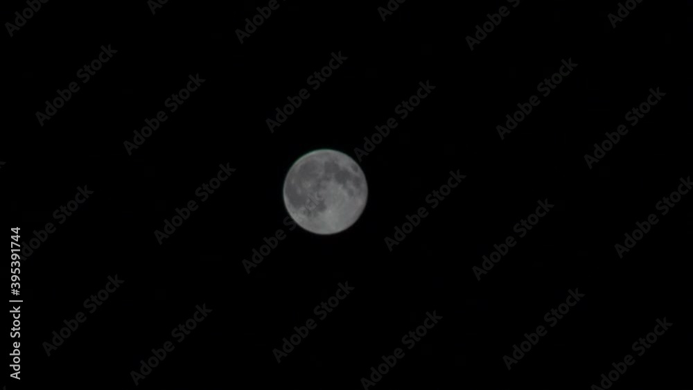 Luna piena in una notte molto nuvolosa Luna piena in una notte molto nuvolosa