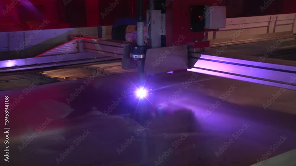 Il laser taglia il metallo