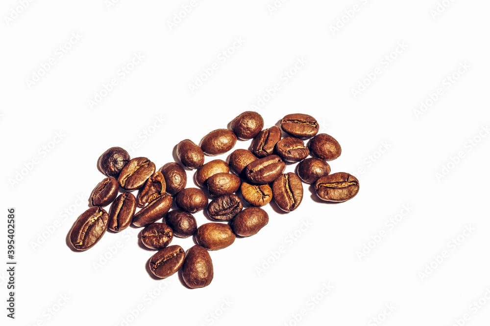 Naklejka premium Fresh roasted Coffee beans isolated on white background with copy space.