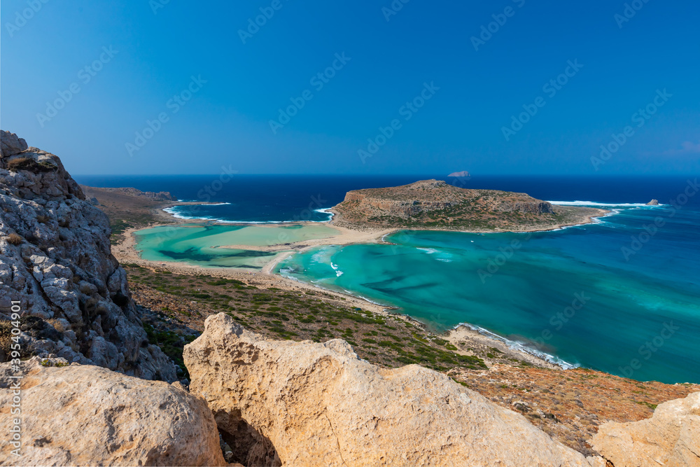 Widok na lagunę Balos na greckiej wyspie Krecie. Krajobraz morski. Bezludna wyspa, piaszczyste plaże i lazurowa woda w morzu.	