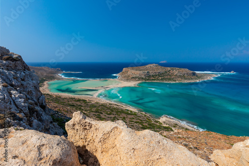Widok na lagunę Balos na greckiej wyspie Krecie. Krajobraz morski. Bezludna wyspa, piaszczyste plaże i lazurowa woda w morzu.	 photo