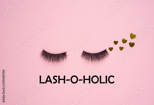 Photo Creative concept beauty photo of lashes extensions brush on pink background