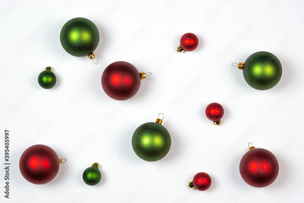 Bolas de Navidad de colores rojo, verde con fondo blanco. Bolas de Navidad de colores rojo, verde con fondo blanco.
