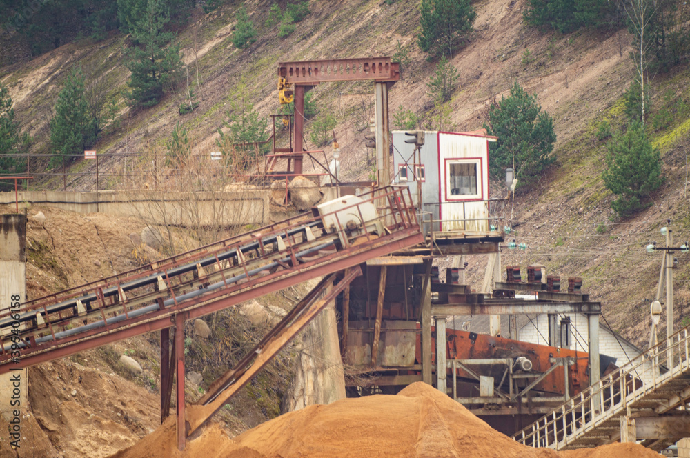 Industrial architecture and technology for mining in a sand quarry