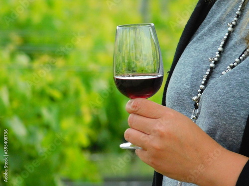 Mujer bebiendo vino en un viñedo