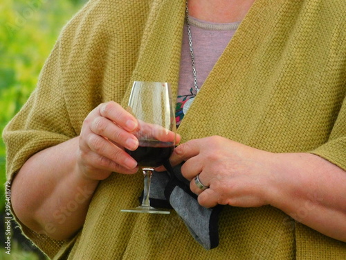 Mujer bebiendo vino en un viñedo