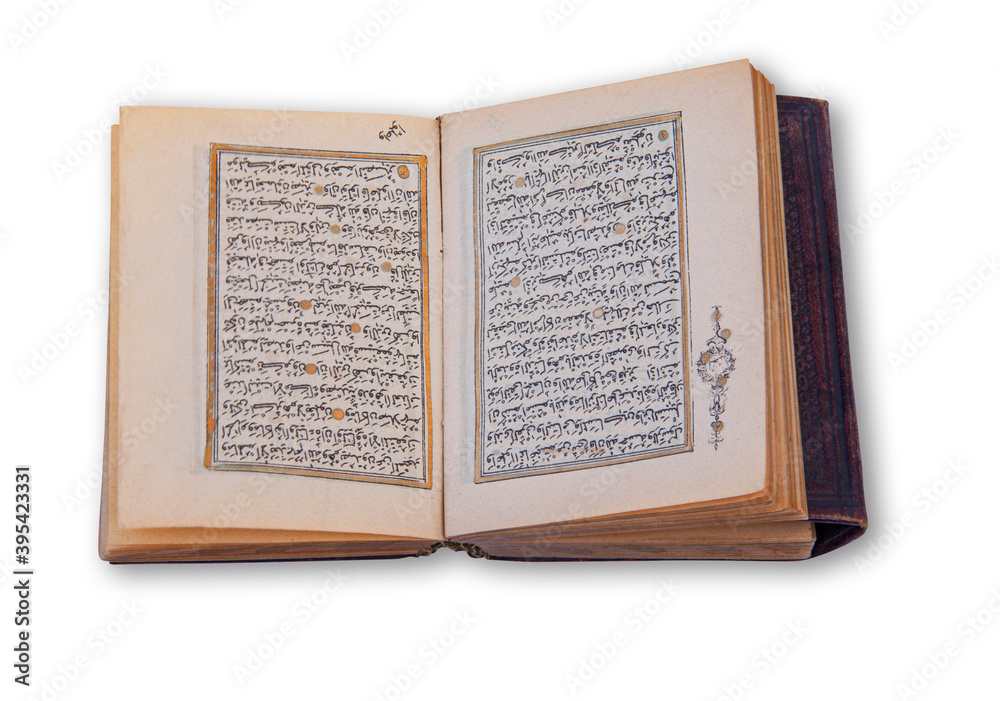 Obraz premium Old arabic holy Quran also romanized Qur'an or Koran, is the central religious text of Islam. Antique book with hand coloring in gold. Image showing two pages opened up in a spread.