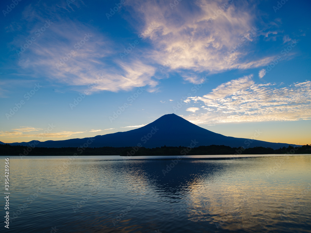 朝の富士山と田貫湖