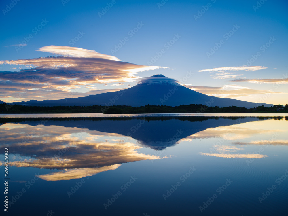 朝の田貫湖と富士山