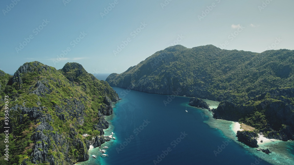 Φωτογραφία Aerial shot of mountains islands with boats and yachts at ocean bay coast