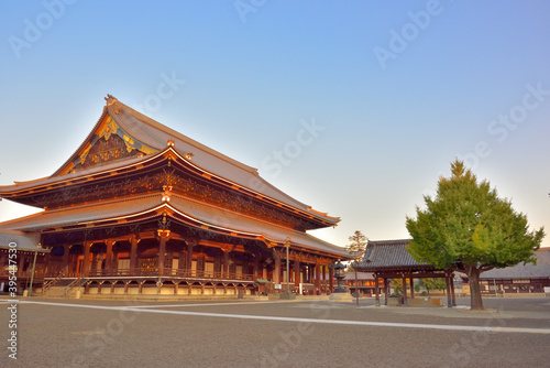 朝焼けの東本願寺 秋