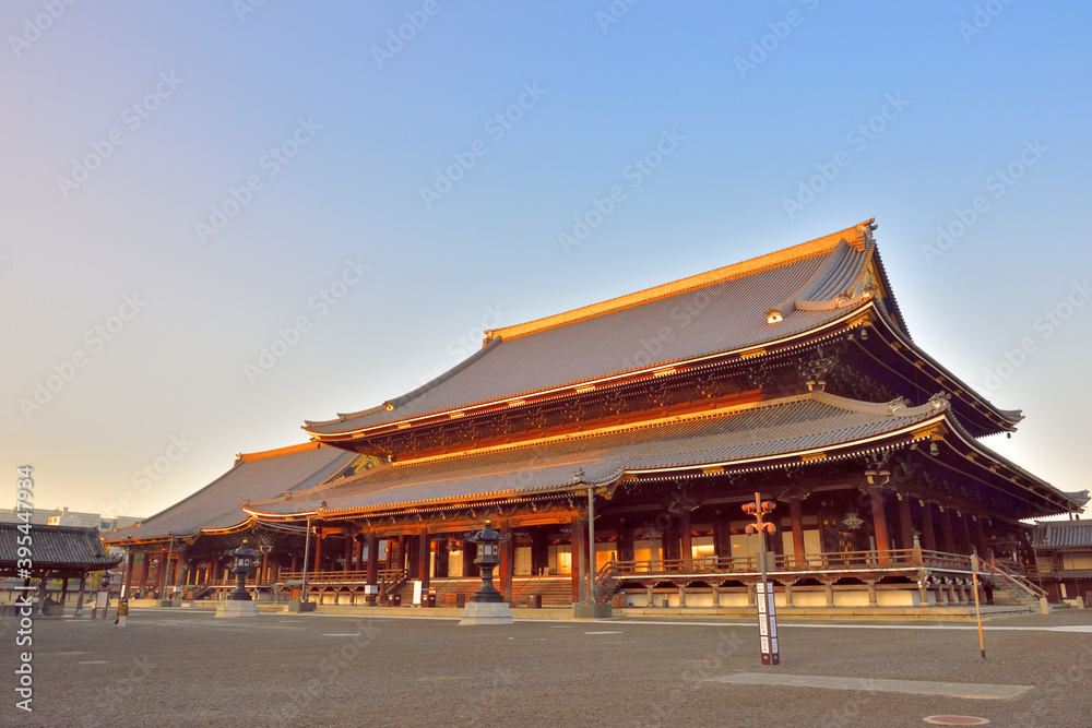 朝焼けの東本願寺 秋