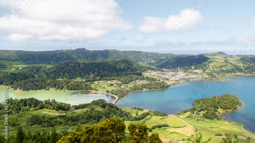 Fototapeta Naklejka Na Ścianę i Meble -  Panorama de Caldeira des Sept Cités à Saõ Miguel aux Açores en été