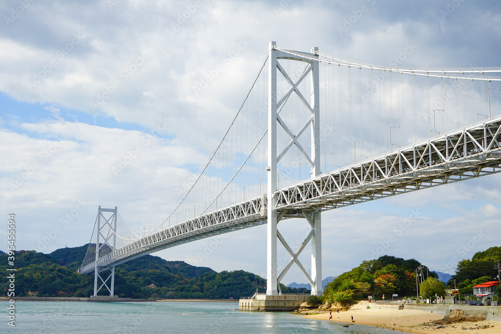 瀬戸内の海に架かる大きな白い吊り橋　因島大橋