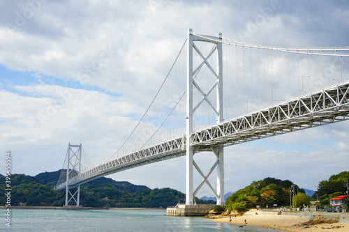 瀬戸内の海に架かる大きな白い吊り橋 因島大橋