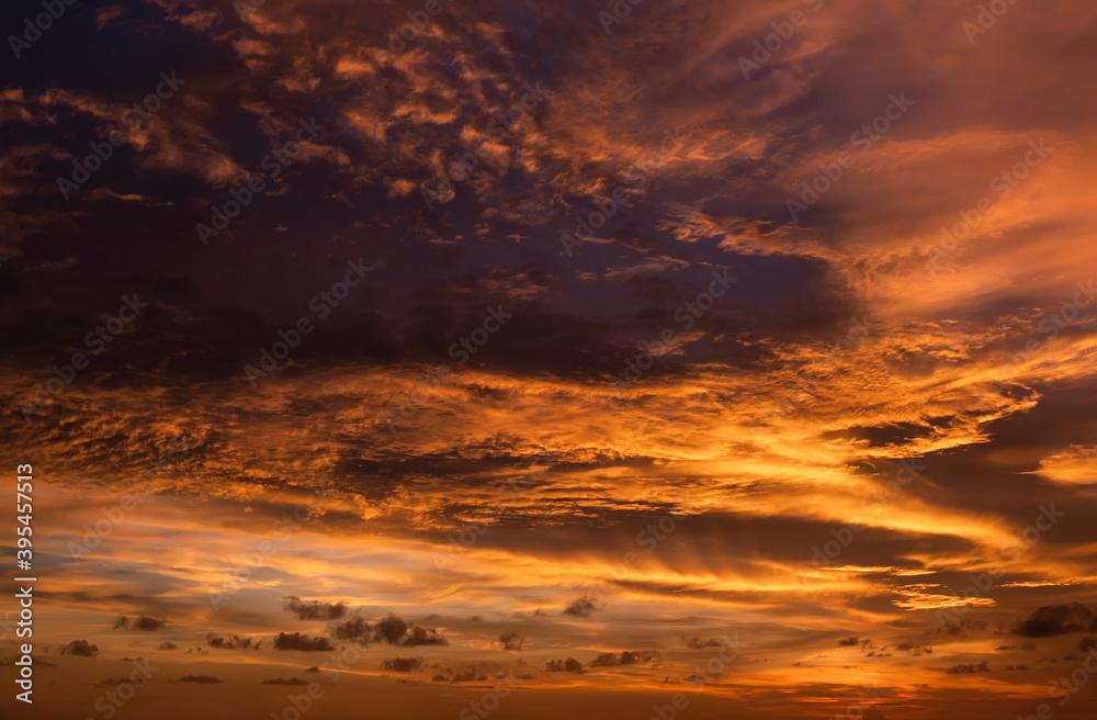 Obraz premium Dramatic sky, perfect for sky replacement, background or any other application