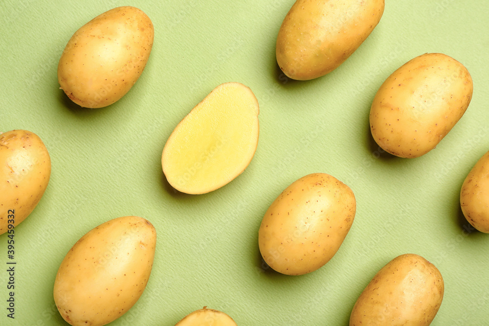 Obraz premium Raw potatoes on color background