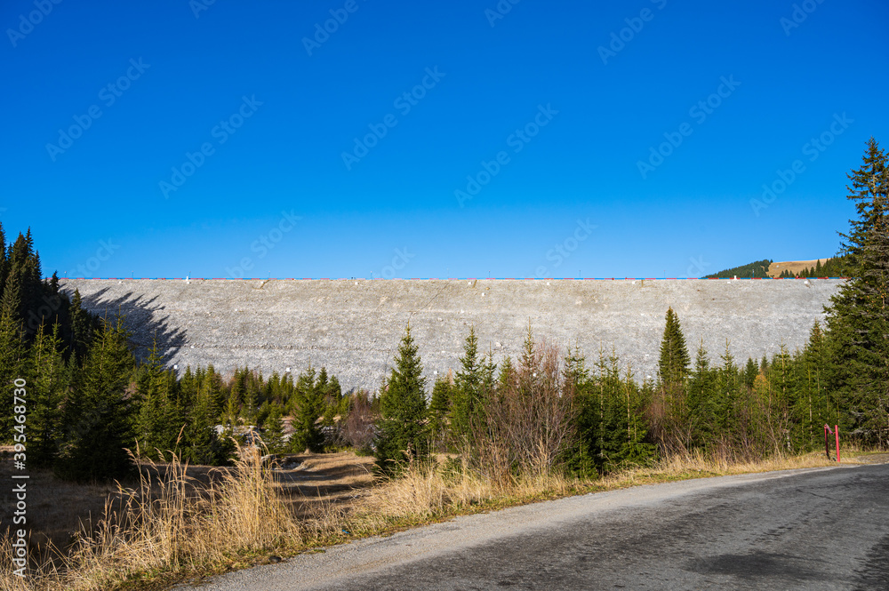 Water reservoir with dam