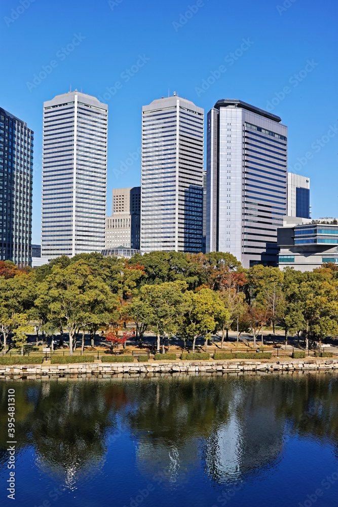大阪市中央区 大阪城外堀とOBPの超高層ビル