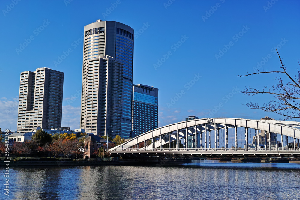 Obraz premium 水都大阪 桜宮橋と大阪アメニティパーク