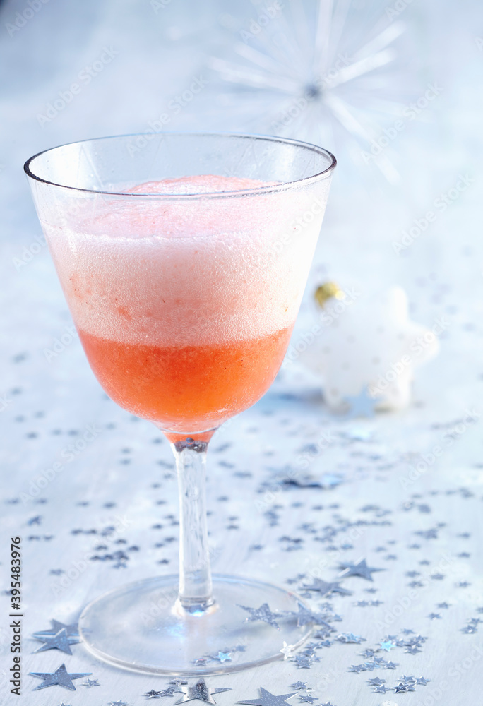Rossini - a cocktail with strawberry puree and Prosecco for Christmas