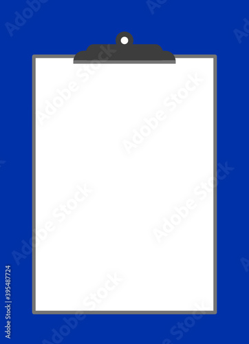 Ein graues Klemmbrett mit weißem Papier vor blauem Hintergrund