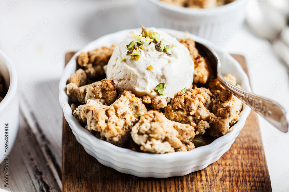 Crumble with pistachio ice cream Crumble with pistachio ice cream