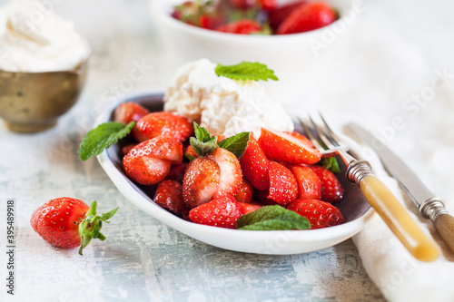 Frische Erdbeeren mit Vanilleeis photo