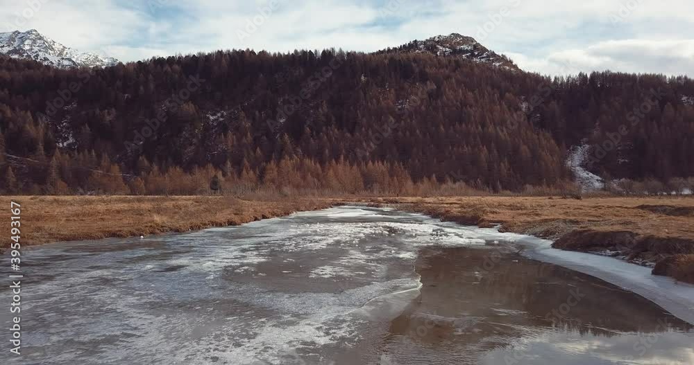 rivière en cours de gel en automne - Alpes Suisse