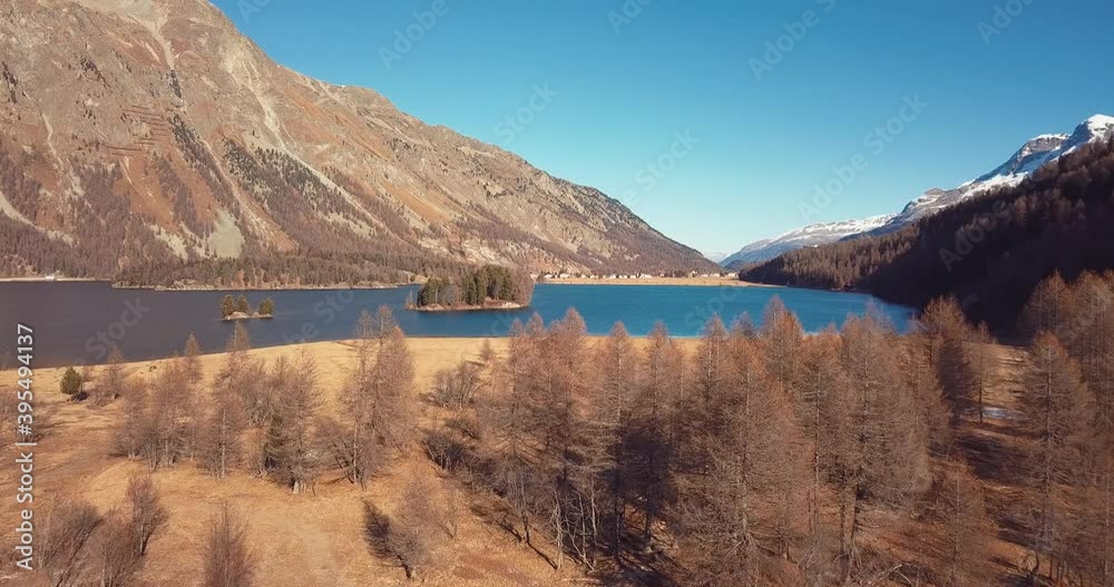 vue aérienne, lac et îles - Engadine Suisse