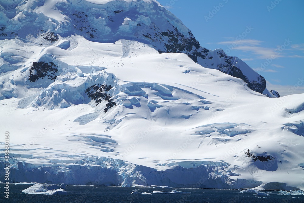 The iceberg's snow continues to melt, and the summer scenery of Antarctica.