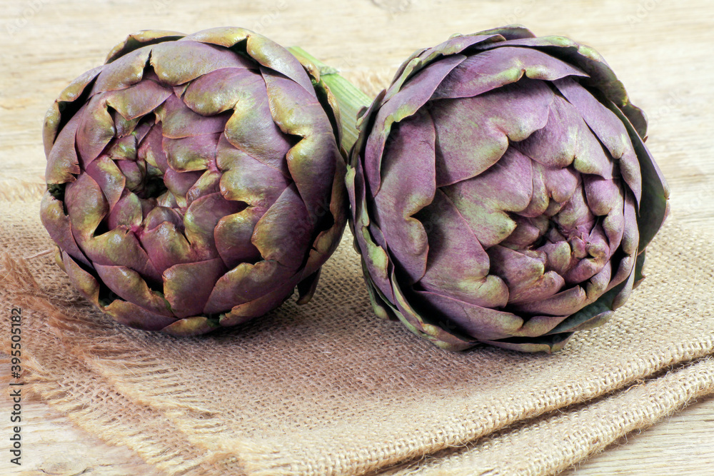Obraz premium artichaut cru sur une table en bois 