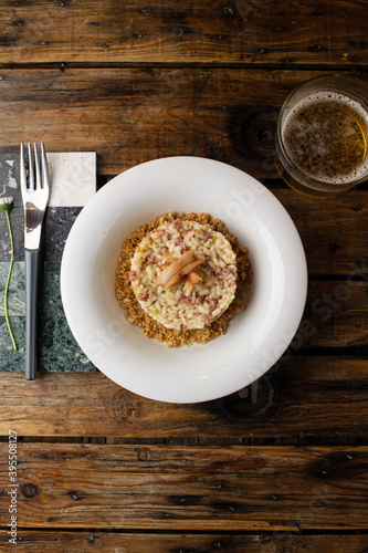Risotto alla birra con salsiccia top view