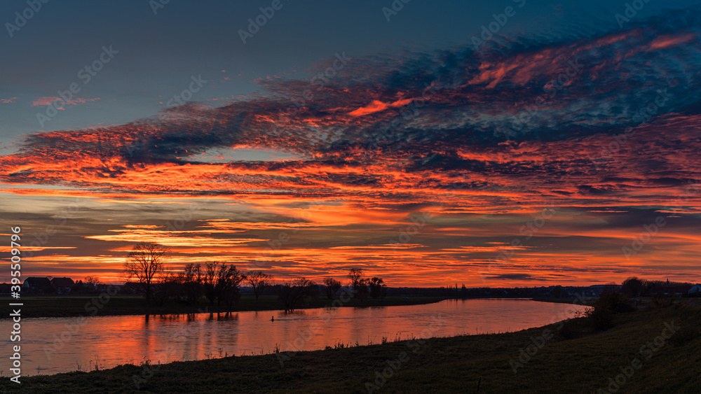 Fototapeta premium Sonnenuntergang, Elbe