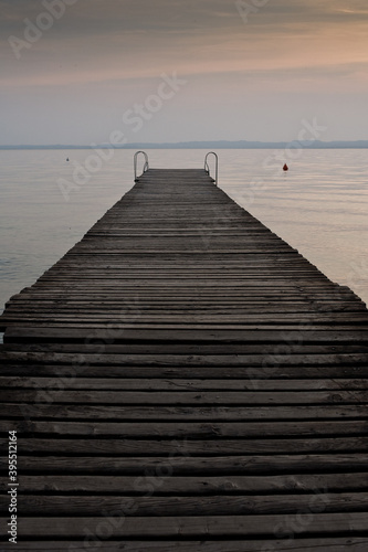 passerella sul lago di garda