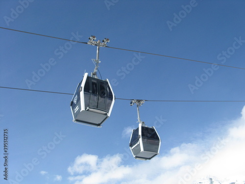 Cableway for the transport of tourists at high altitude on the immaculate snow