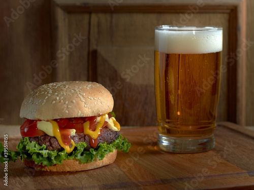 Fotografia de comida, hamburguesa casera y cerveza